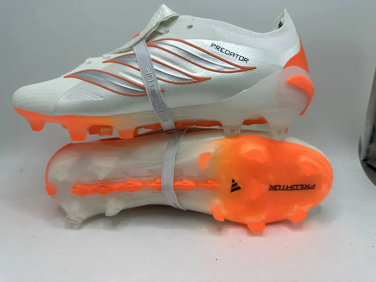 Adidas Predator أحذية كرة القدم أبيض برتقالي منخفضة القطع مع ربطة أحذية مقفلة للأرض الصلبة 11