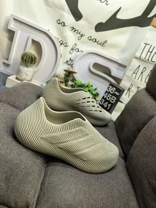 Adidas Zuecos Slip-On de Goma Moldeada Rojo 19