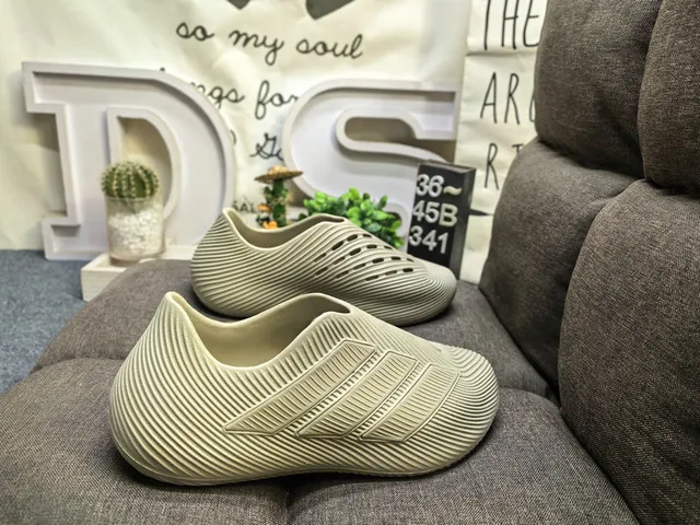Adidas Zuecos Slip-On de Goma Moldeada Rojo 21