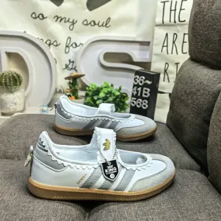 Adidas Samba رمادي فاتح بأطر متموجة T-Strap أحذية أسلوب حياة