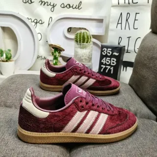 Adidas Samba OG 酒红色天鹅绒和米色生活方式运动鞋