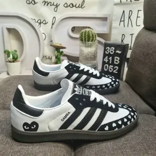 Adidas Samba Sneakers Lifestyle Blanc et Noir avec Impression de Cœur