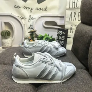 Adidas فضي أبيض Low-Top ثلاث شرائط جانبية لوح جانبي Lifestyle Sneakers