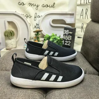 Adidas سليب أون ثلاث شرائط أسود وأبيض نمط حياة رياضي