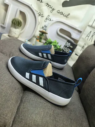 Adidas Slip-On Tres Rayas Negro y Blanco Lifestyle Sneakers 17