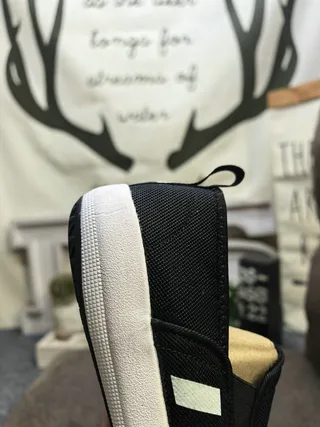 Adidas Slip-On Tres Rayas Negro y Blanco Lifestyle Sneakers 23