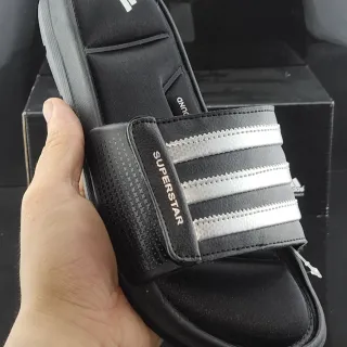 Adidas Superstar 黑色和银色金属拖鞋