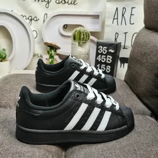 Adidas Superstar أحذية رياضية سوداء وبيضاء للأسلوب الحياتي
