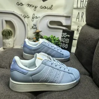 Adidas Superstar حذاء رياضي بأسلوب حياة أزرق فاتح وأبيض