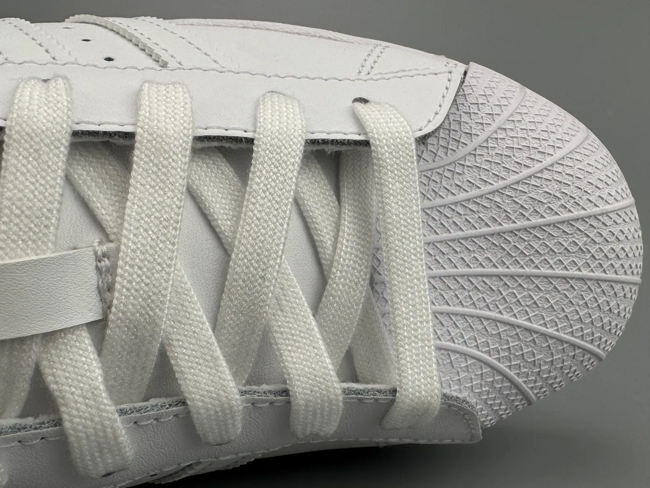 Adidas Superstar एक रंग का सफेद लाइफस्टाइल स्नीकर 4