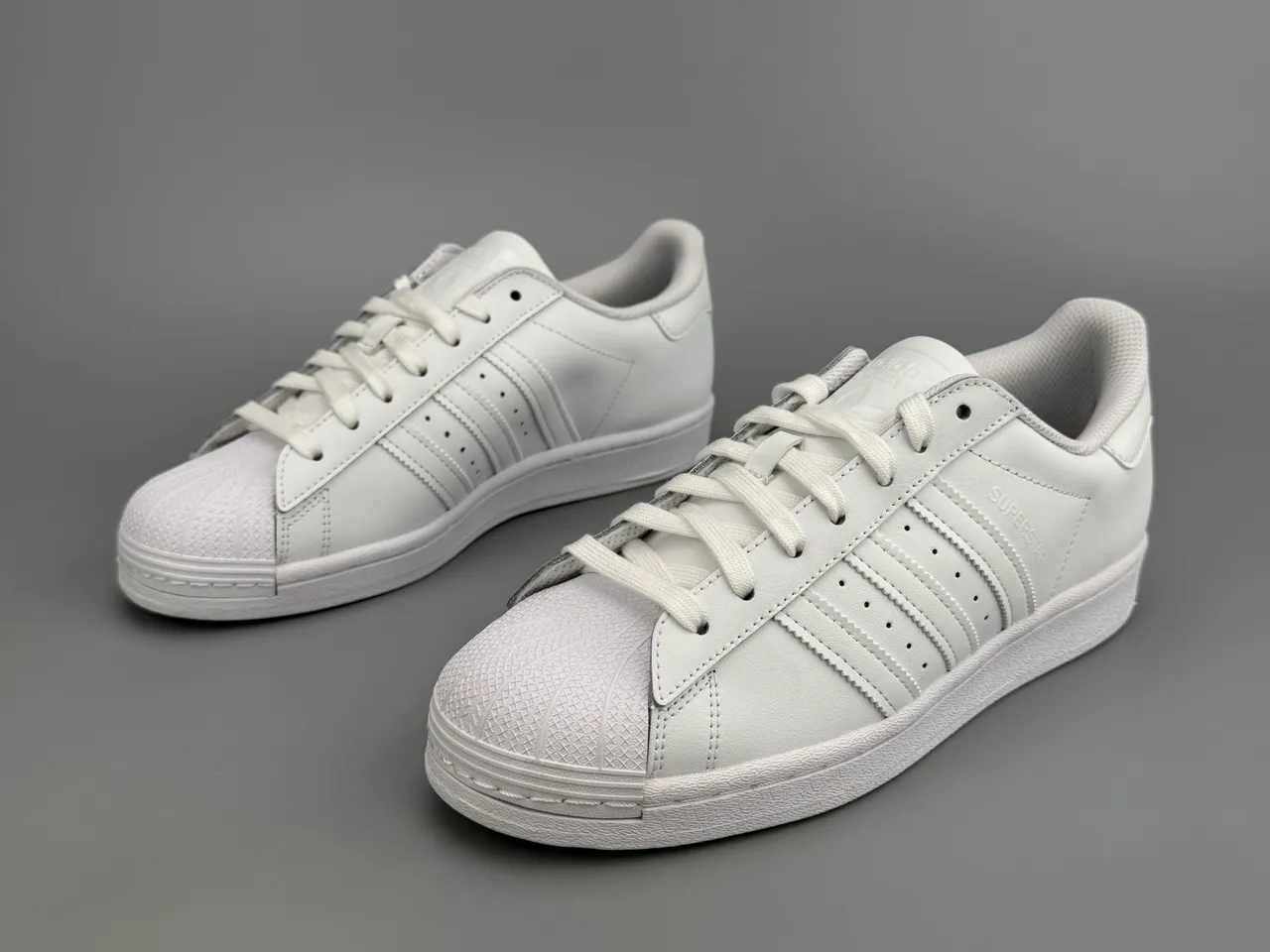 Adidas Superstar एक रंग का सफेद लाइफस्टाइल स्नीकर 7