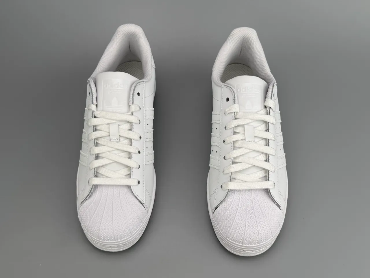 Adidas Superstar एक रंग का सफेद लाइफस्टाइल स्नीकर 9