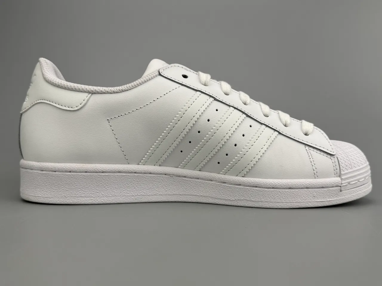 Adidas Superstar एक रंग का सफेद लाइफस्टाइल स्नीकर 10