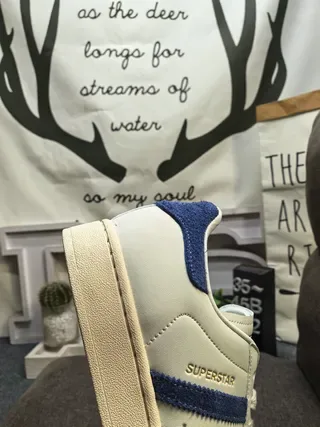 阿迪达斯 Superstar Off-White 和蓝色闪光生活方式运动鞋 3