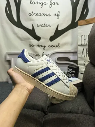 阿迪达斯 Superstar Off-White 和蓝色闪光生活方式运动鞋 5