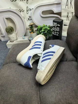 阿迪达斯 Superstar Off-White 和蓝色闪光生活方式运动鞋 6
