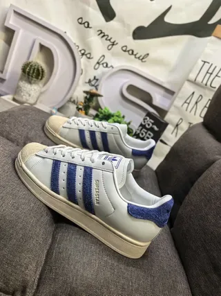 阿迪达斯 Superstar Off-White 和蓝色闪光生活方式运动鞋 7