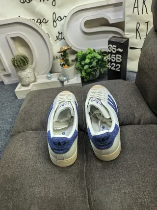 阿迪达斯 Superstar Off-White 和蓝色闪光生活方式运动鞋 8