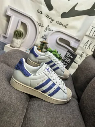 阿迪达斯 Superstar Off-White 和蓝色闪光生活方式运动鞋 9