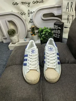 阿迪达斯 Superstar Off-White 和蓝色闪光生活方式运动鞋 10