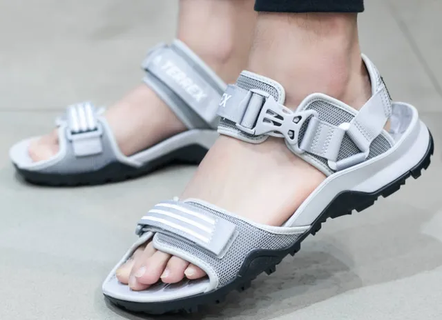 Adidas TERREX رمادي وأسود صنادل كاجوال 5