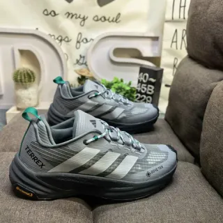 Adidas Terrex 灰绿色轮廓 GORE-TEX 防水跑鞋