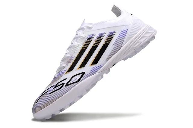 Adidas सफेद काला लो-कट सिंथेटिक अपर ग्राफिक स्ट्राइप साइड पैनल टर्फ फुटबॉल जूते 3