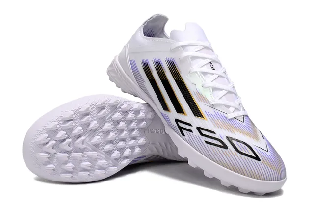 Adidas सफेद काला लो-कट सिंथेटिक अपर ग्राफिक स्ट्राइप साइड पैनल टर्फ फुटबॉल जूते 4
