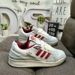 Adidas أحذية رياضية بيضاء وحمراء منخفضة السطح نقشة الثعبان في الجزء العلوي أسلوب حياة