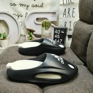 Adidas Yeezy Slide نعال أسود وأبيض