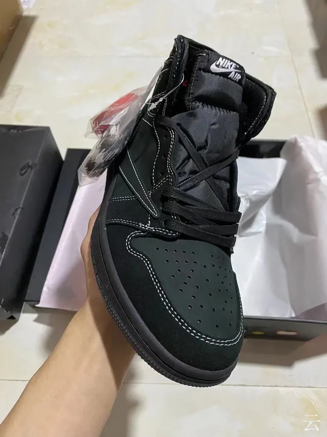Tênis de basquete de cano alto Air Jordan 1 em camurça e couro preto e branco 2