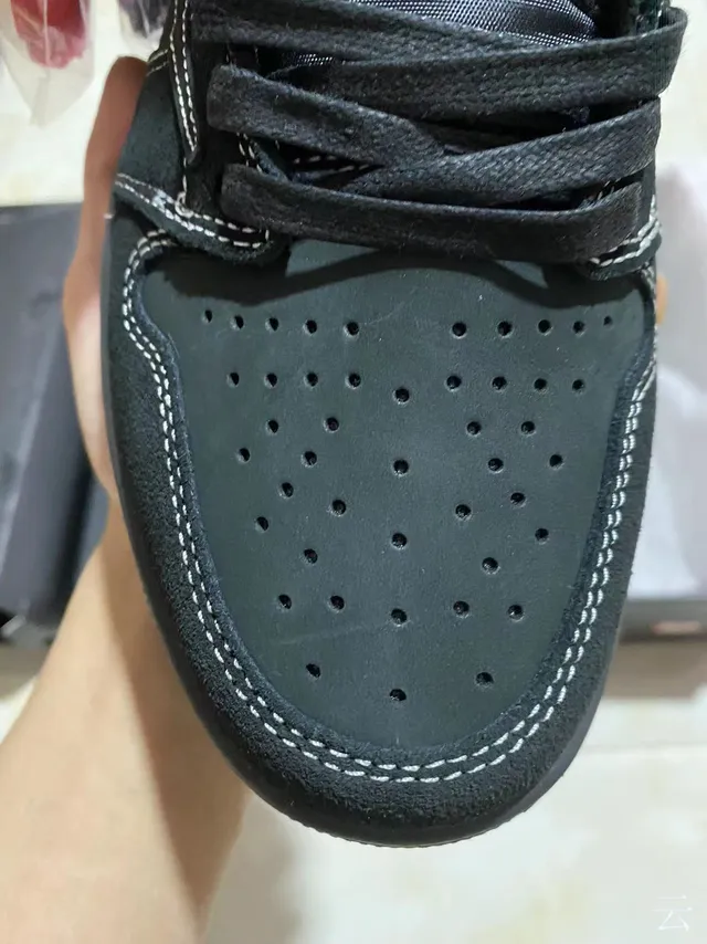 Tênis de basquete de cano alto Air Jordan 1 em camurça e couro preto e branco 3