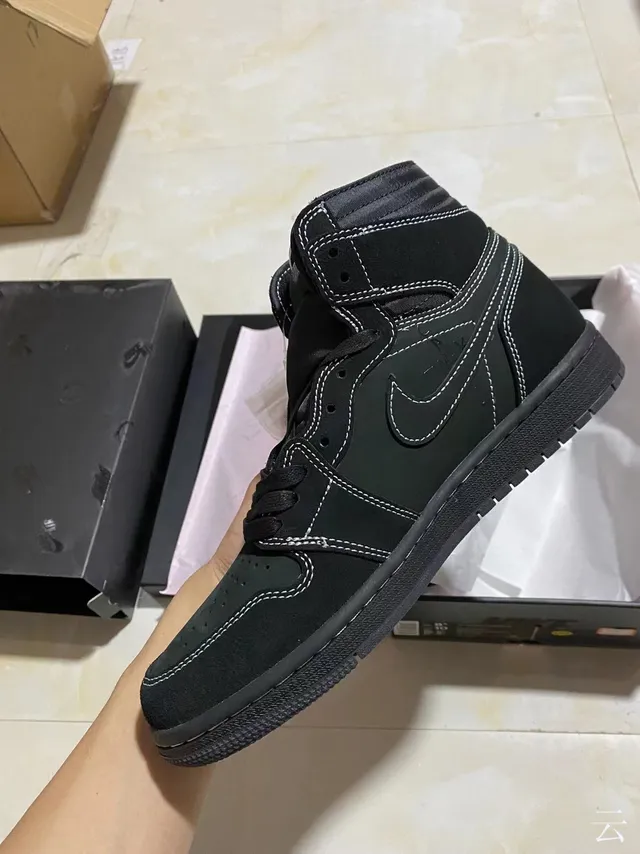 Tênis de basquete de cano alto Air Jordan 1 em camurça e couro preto e branco 4