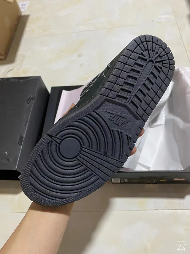 Tênis de basquete de cano alto Air Jordan 1 em camurça e couro preto e branco 5