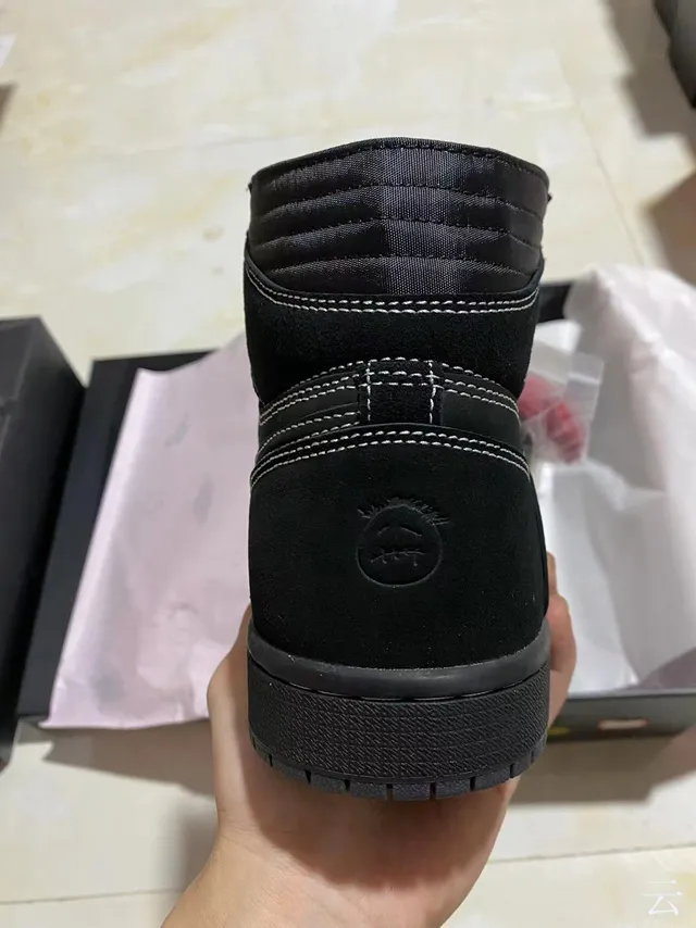 Tênis de basquete de cano alto Air Jordan 1 em camurça e couro preto e branco 6