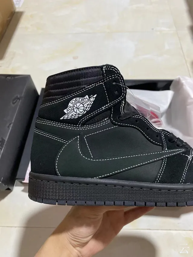 Tênis de basquete de cano alto Air Jordan 1 em camurça e couro preto e branco 7