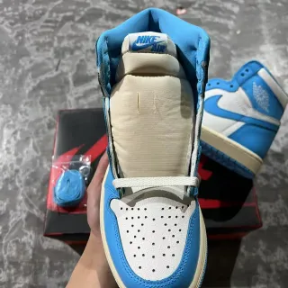 Tênis de basquete de cano alto com painéis de couro Air Jordan 1 azul e bege