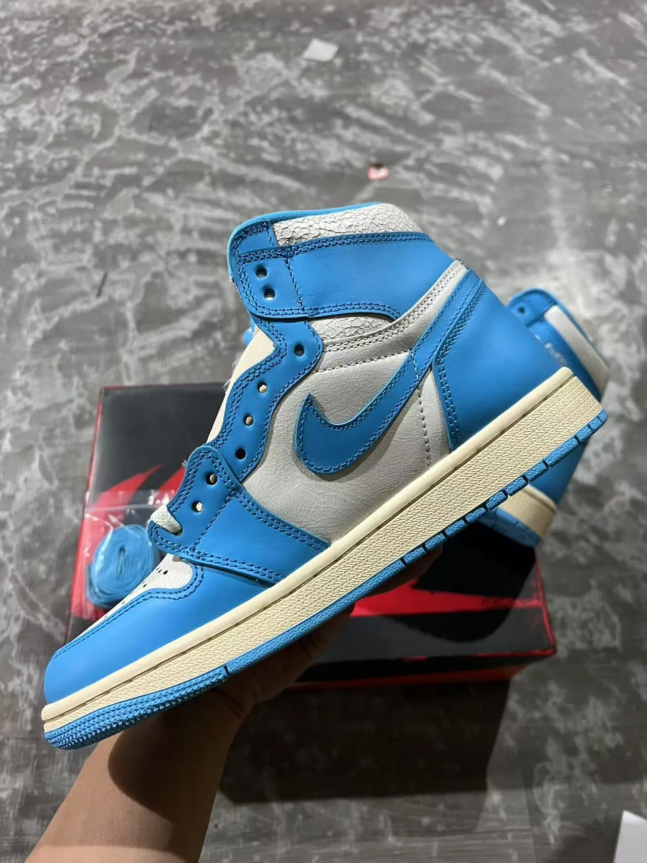 Air Jordan 1 蓝米拼色高帮皮革拼接篮球鞋 3