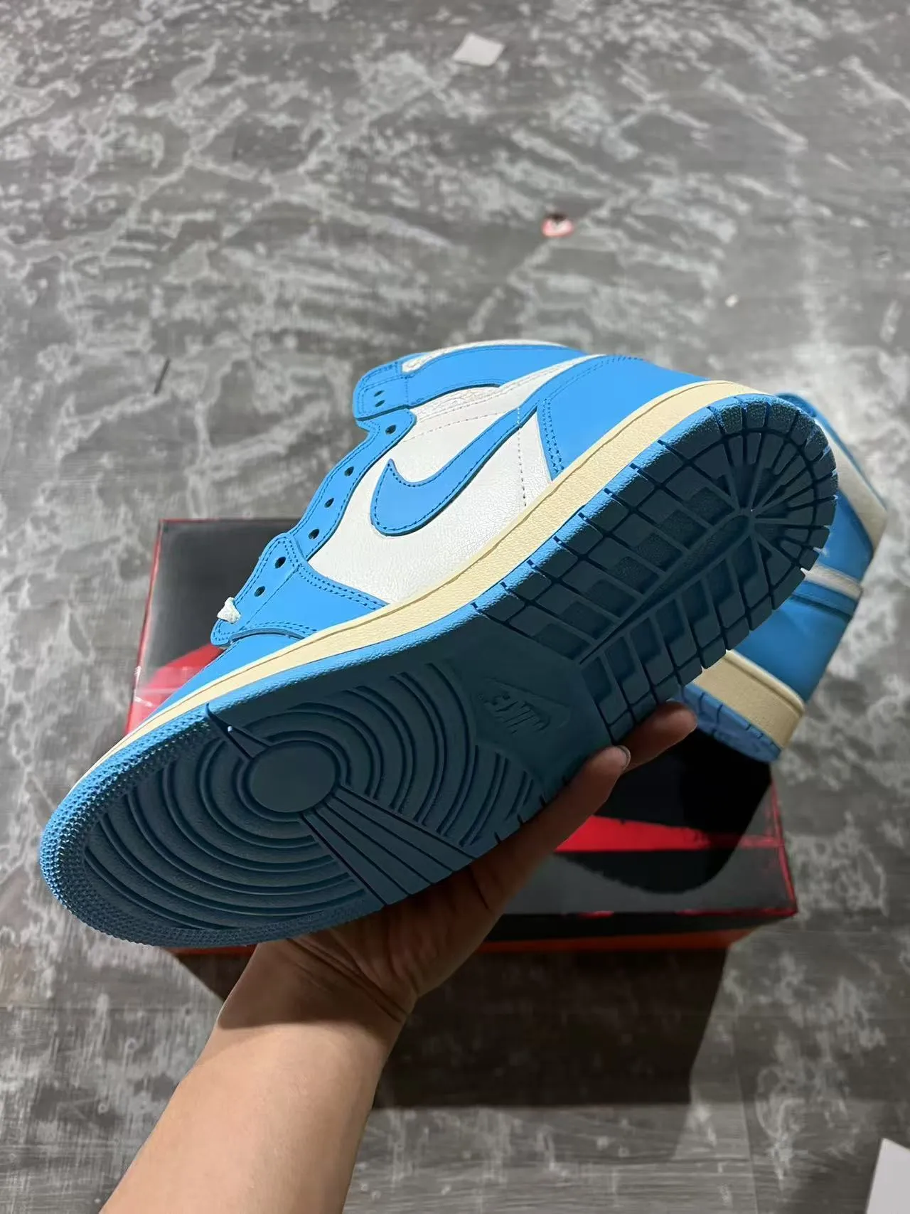 Air Jordan 1 蓝米拼色高帮皮革拼接篮球鞋 9