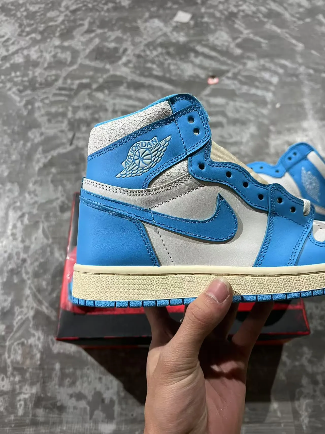 Air Jordan 1 蓝米拼色高帮皮革拼接篮球鞋 4