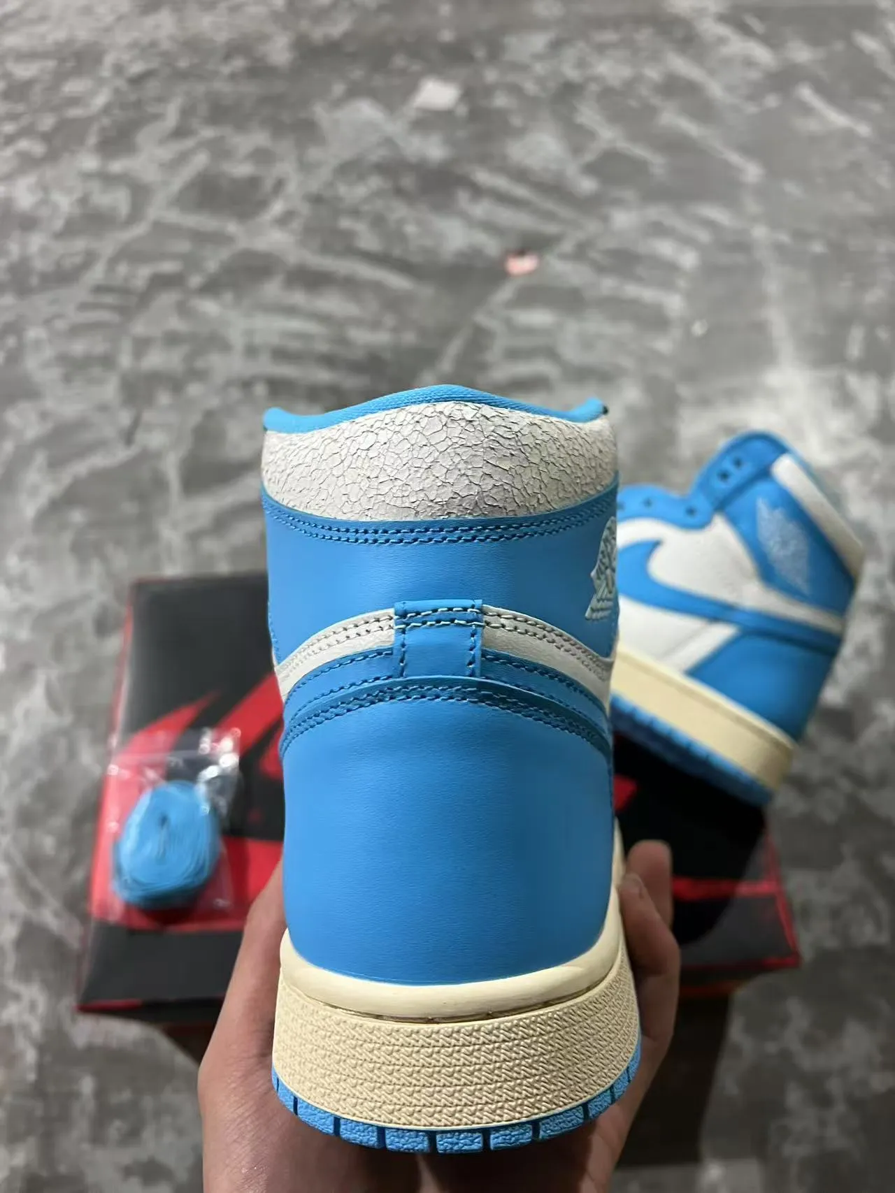 Air Jordan 1 蓝米拼色高帮皮革拼接篮球鞋 5
