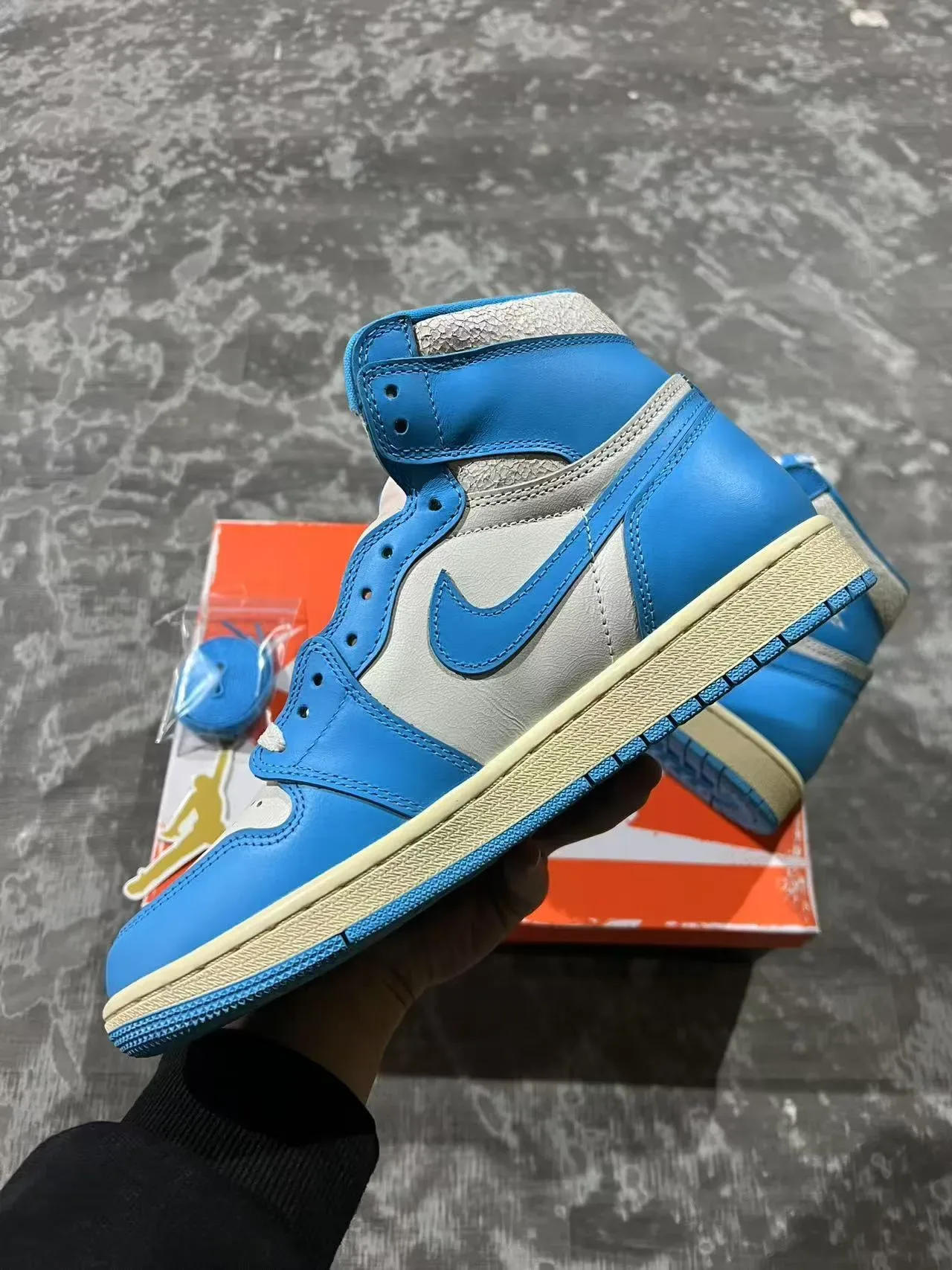 Air Jordan 1 नील सादा हाई टॉप चामडा এবং सिंथेटिक उपर बास्केटबॉल जुतो 5
