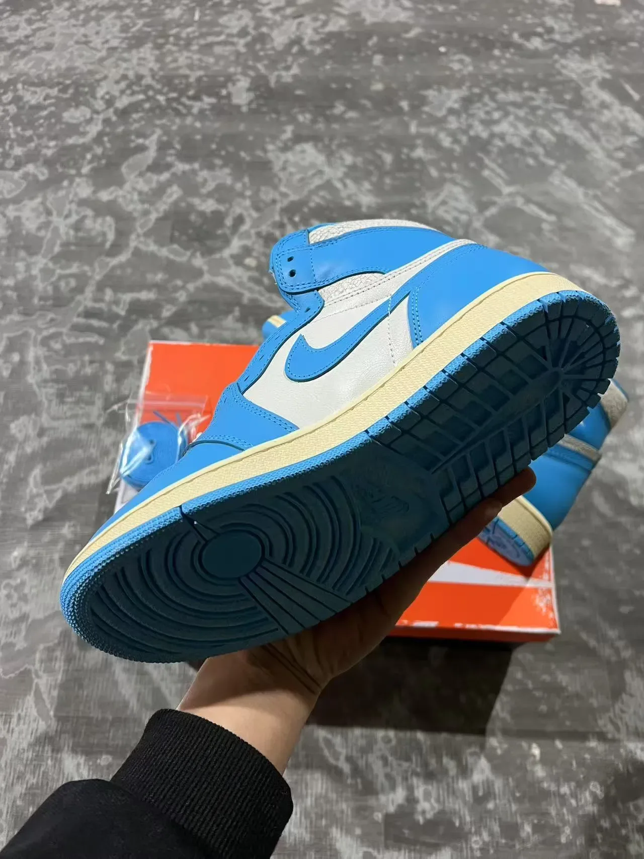 Air Jordan 1 नील सादा हाई टॉप चामडा এবং सिंथेटिक उपर बास्केटबॉल जुतो 6