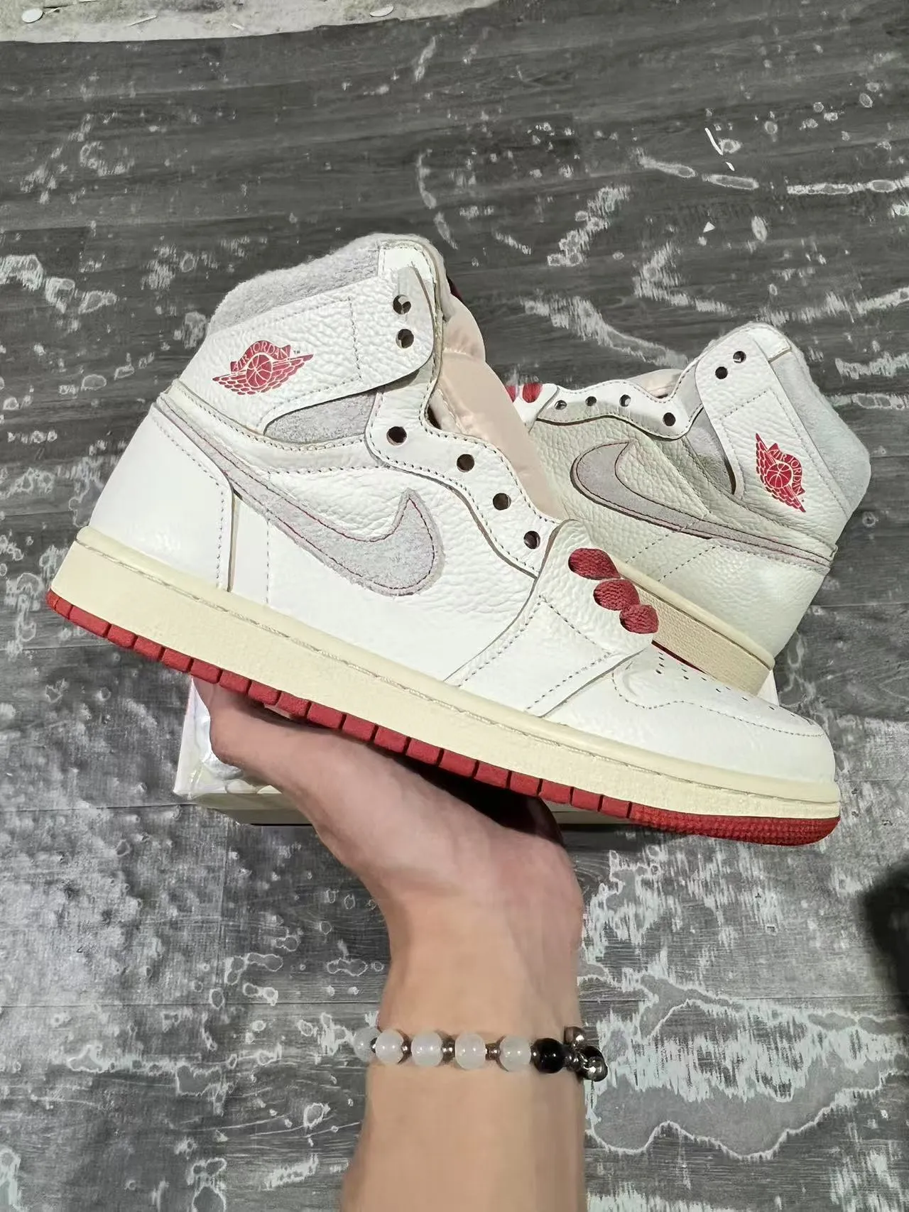 حذاء كرة السلة Air Jordan 1 High Off-White بنعل أحمر 2