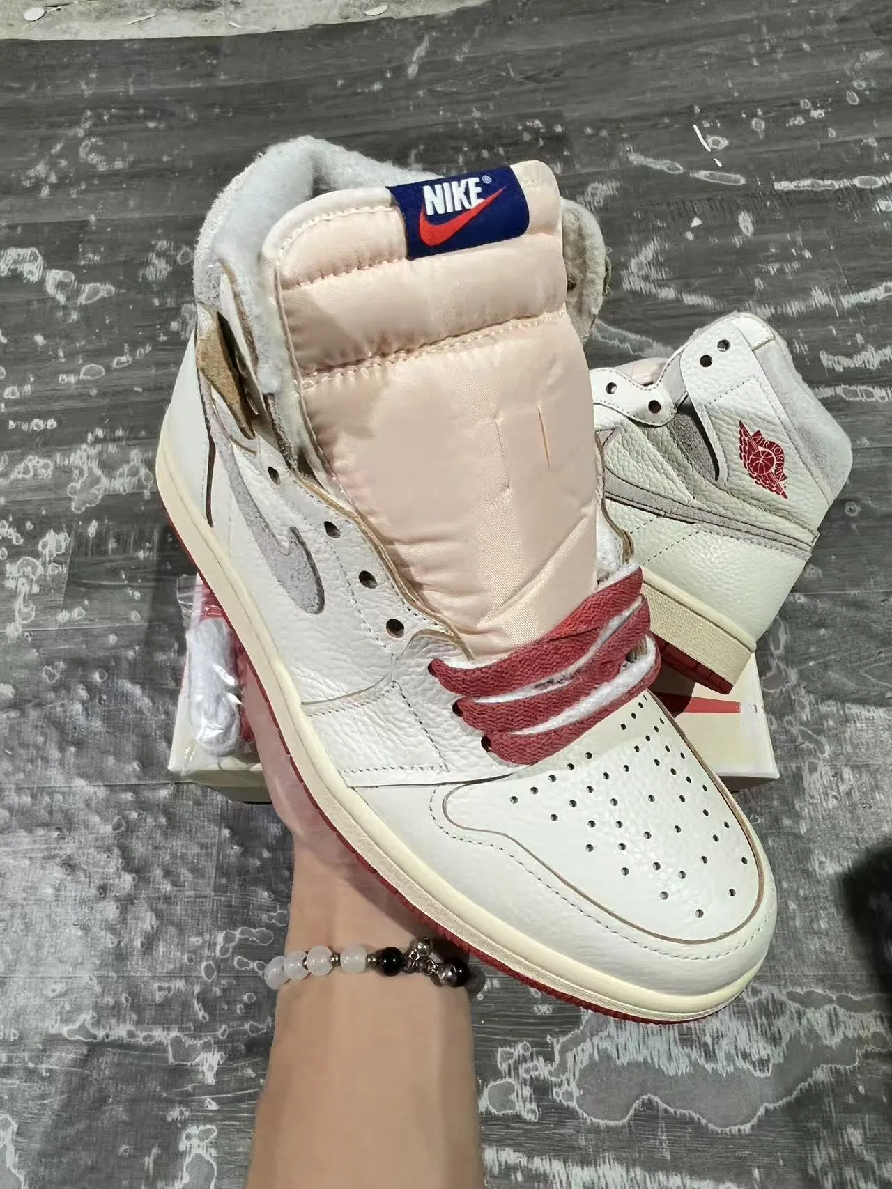 حذاء كرة السلة Air Jordan 1 High Off-White بنعل أحمر 3