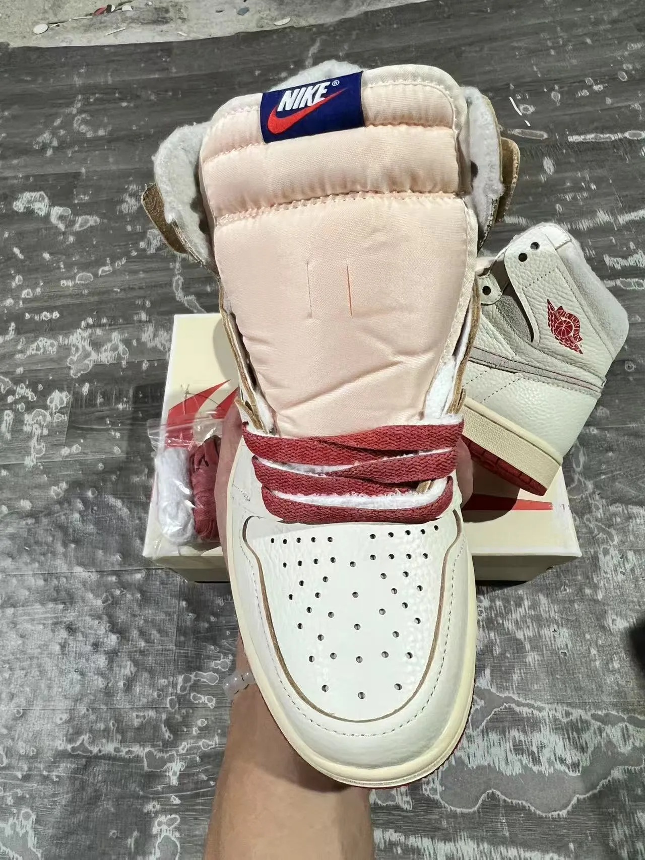حذاء كرة السلة Air Jordan 1 High Off-White بنعل أحمر 4