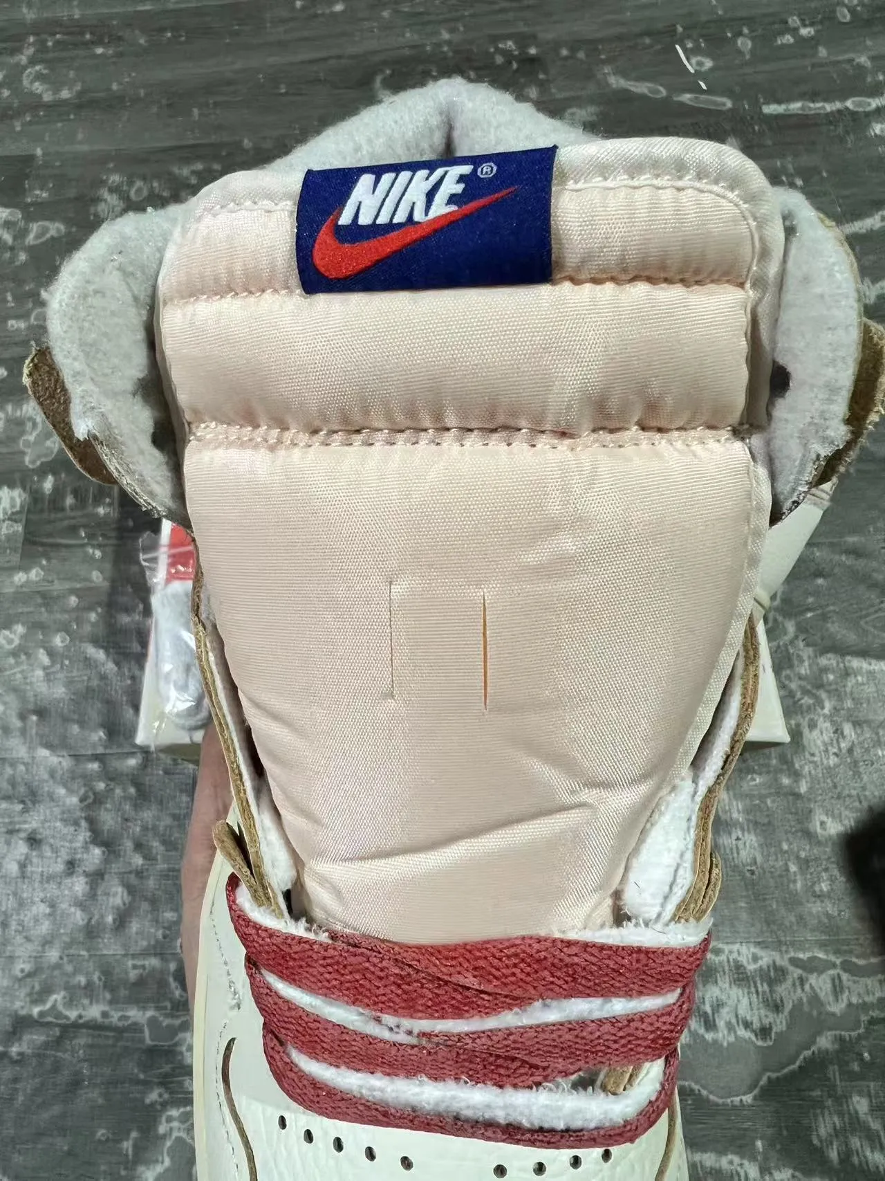 حذاء كرة السلة Air Jordan 1 High Off-White بنعل أحمر 5
