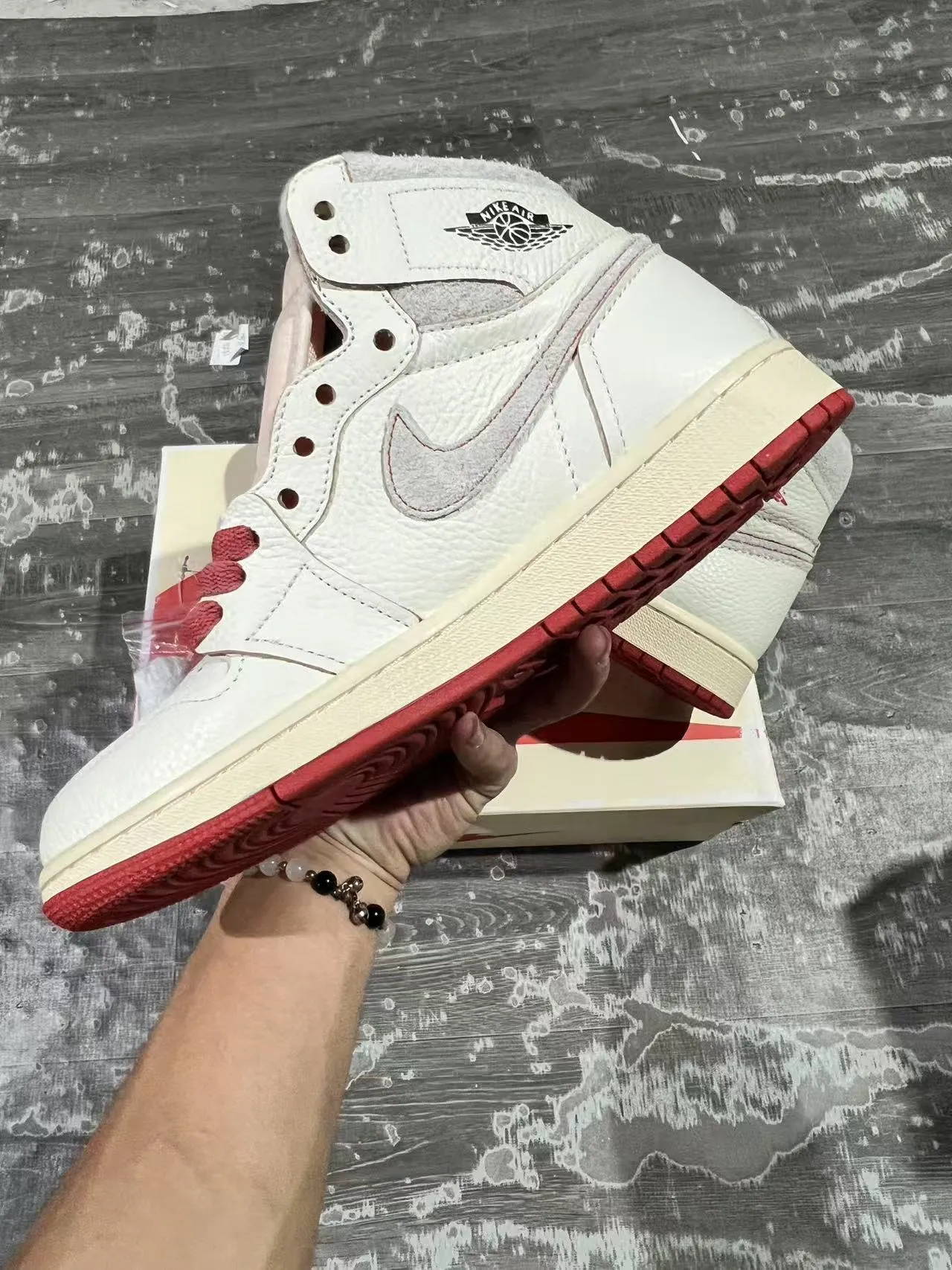 حذاء كرة السلة Air Jordan 1 High Off-White بنعل أحمر 6