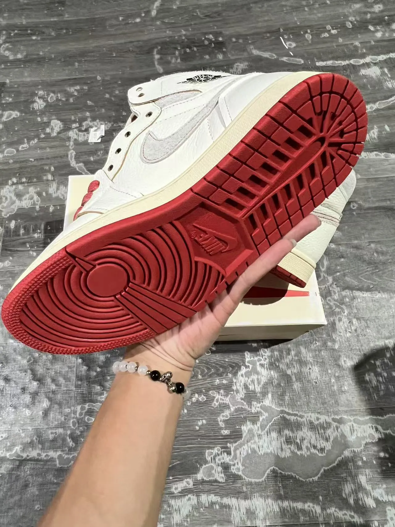 حذاء كرة السلة Air Jordan 1 High Off-White بنعل أحمر 7