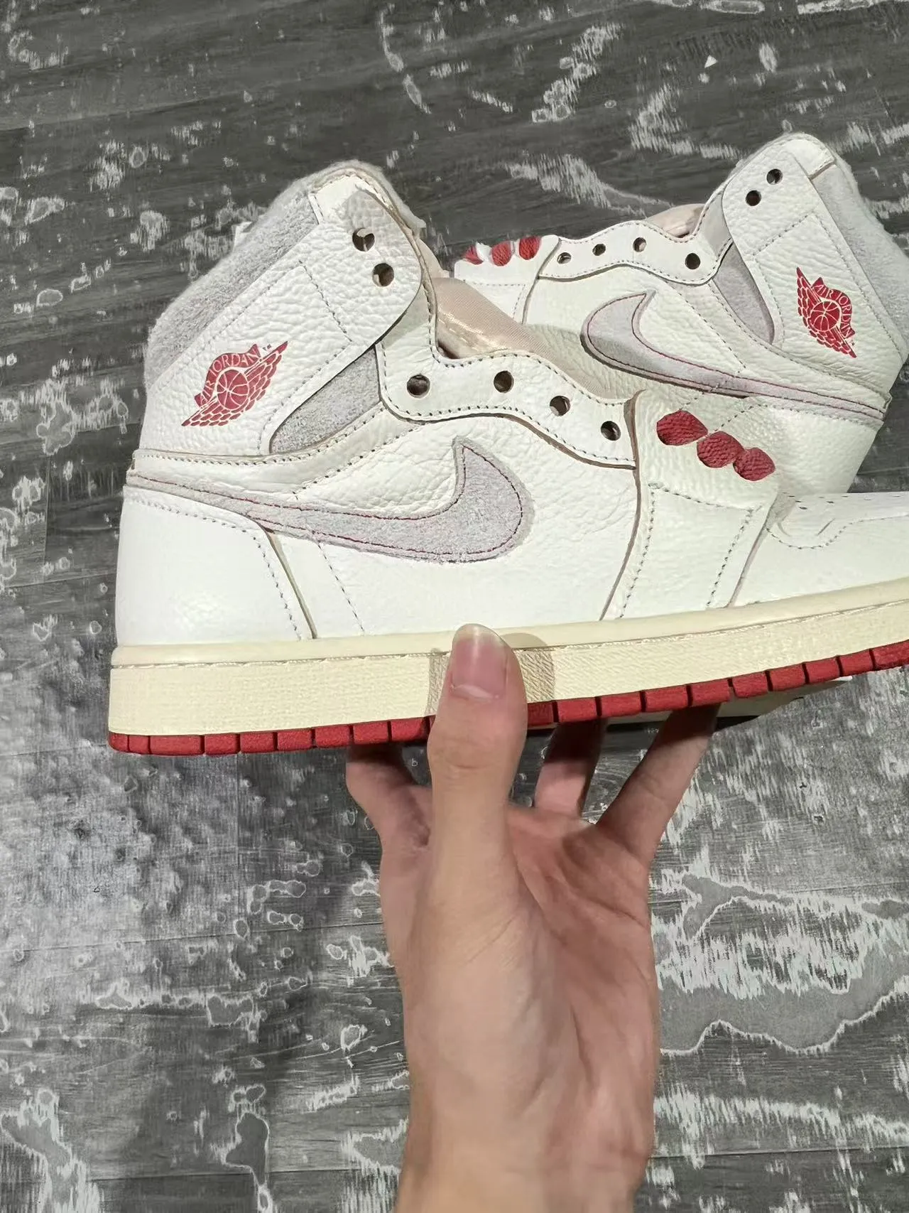 حذاء كرة السلة Air Jordan 1 High Off-White بنعل أحمر 8